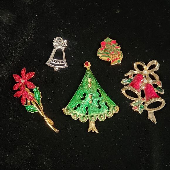 Set of 5 Christmas Cluster Pins Tree Poinsettia Bells Brooch Metallics Vintage - Picture 1 of 12